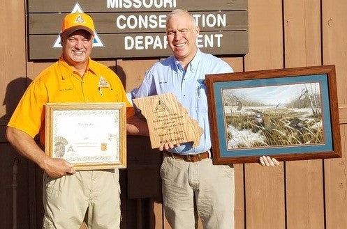 Rick Headlee getting Missouri's Bowhunter Instructor of the Year award 