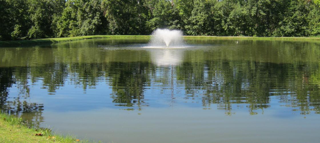 Fountain in middle of Fulton Veterans Lake