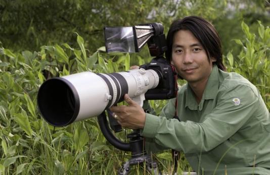 MDC Photographer Noppadol Paothong with camera
